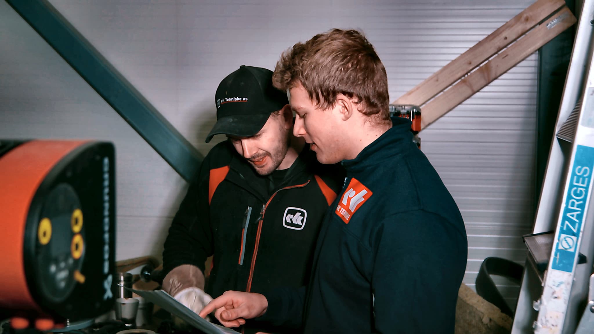 RK Tekniske teknikere går gjennom dokumentasjon på Koppholen 6