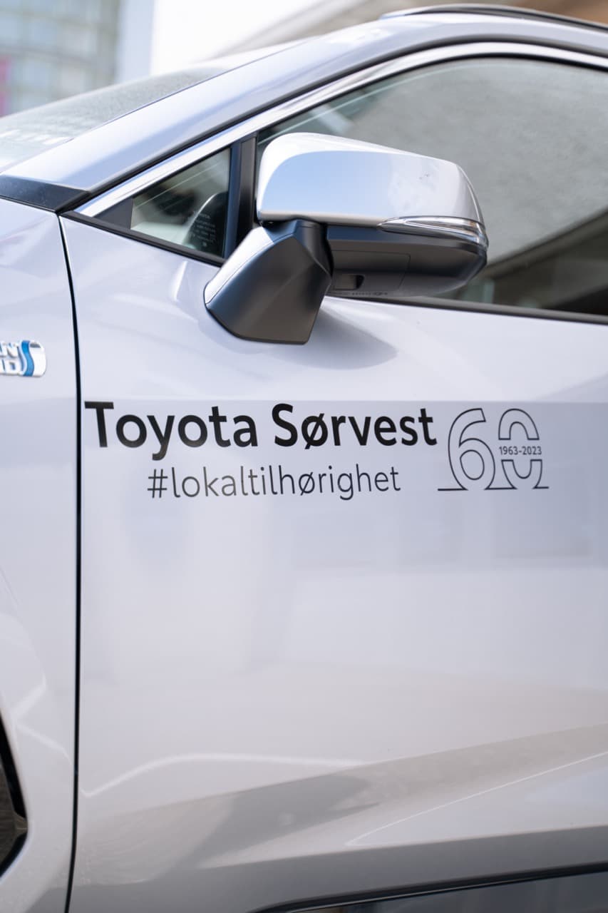 Interiør fra utstillingslokalene hos Toyota Sørvest